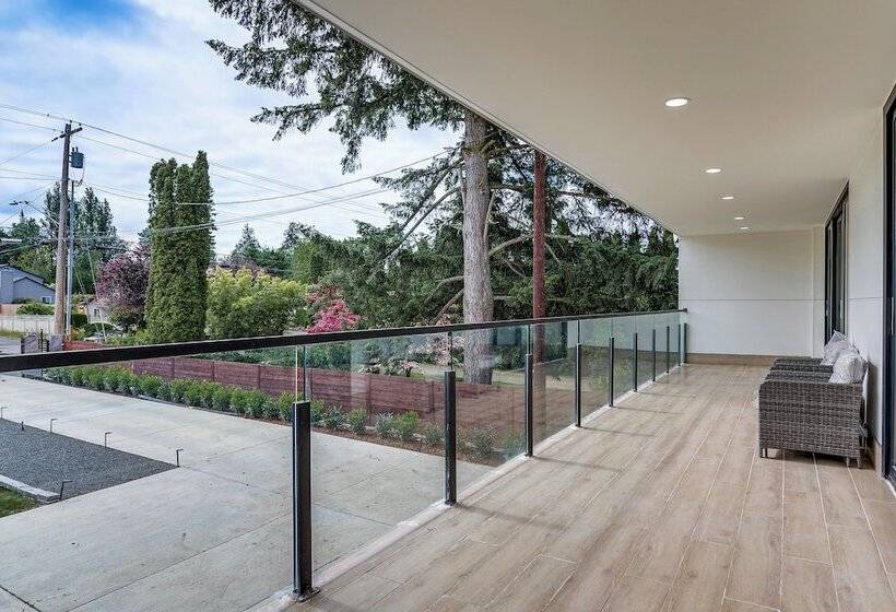 Lakefront Lynnwood Home W/ Balconies & Shared Dock