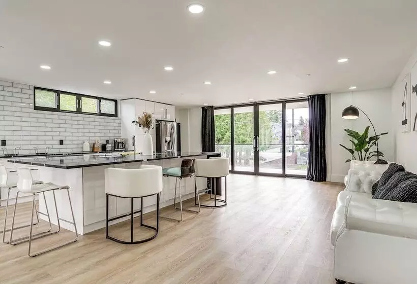 Lakefront Lynnwood Home W/ Balconies & Shared Dock