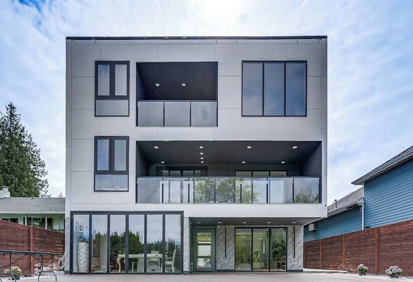 Lakefront Lynnwood Home W/ Balconies & Shared Dock