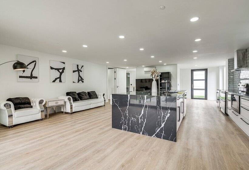 Lakefront Lynnwood Home W/ Balconies & Shared Dock