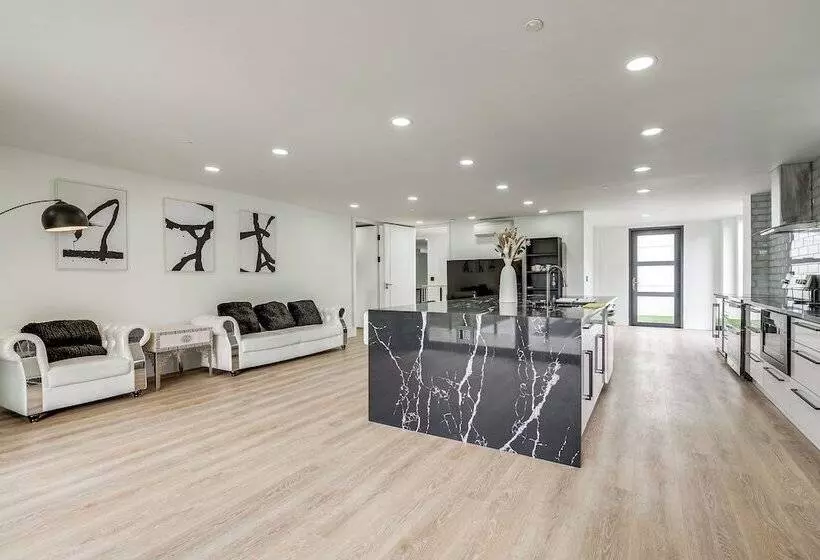 Lakefront Lynnwood Home W/ Balconies & Shared Dock