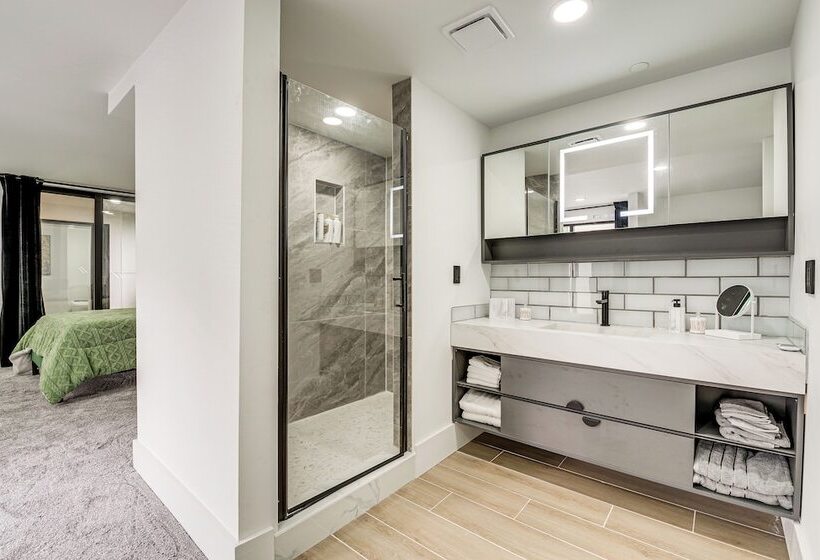 Lakefront Lynnwood Home W/ Balconies & Shared Dock