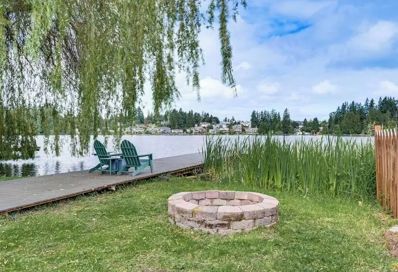 Lakefront Lynnwood Home W/ Balconies & Shared Dock