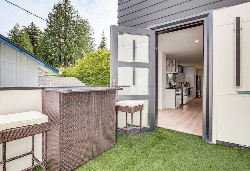 Lakefront Lynnwood Home W/ Balconies & Shared Dock