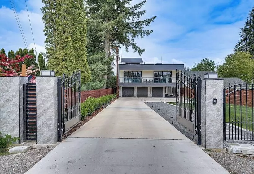 Lakefront Lynnwood Home W/ Balconies & Shared Dock
