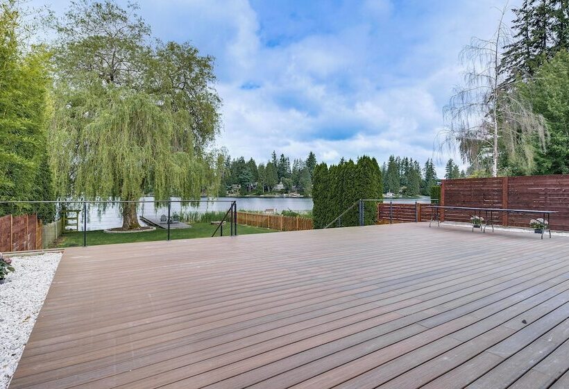 Lakefront Lynnwood Home W/ Balconies & Shared Dock