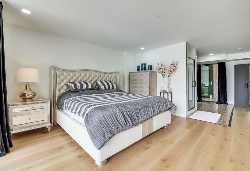 Lakefront Lynnwood Home W/ Balconies & Shared Dock