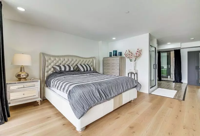 Lakefront Lynnwood Home W/ Balconies & Shared Dock