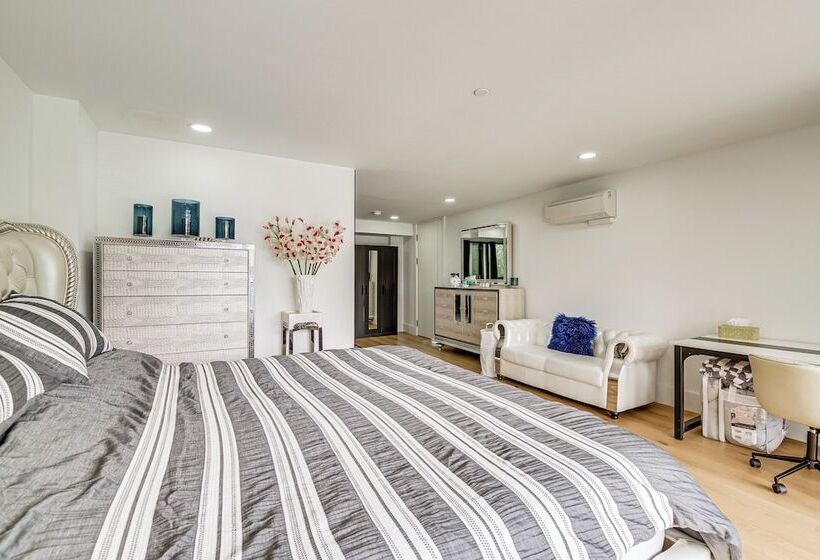 Lakefront Lynnwood Home W/ Balconies & Shared Dock