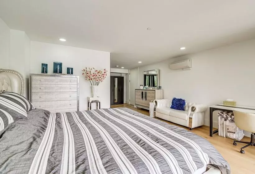 Lakefront Lynnwood Home W/ Balconies & Shared Dock