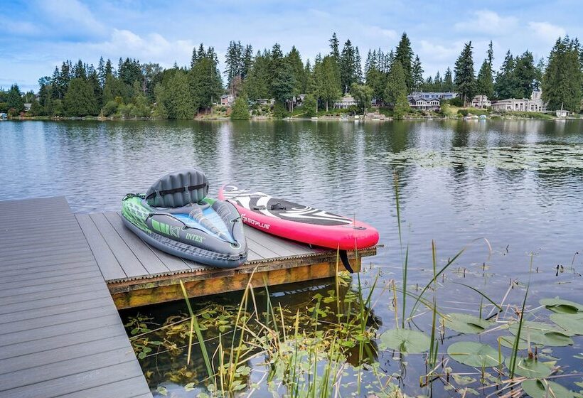 Lakefront Lynnwood Home W/ Balconies & Shared Dock