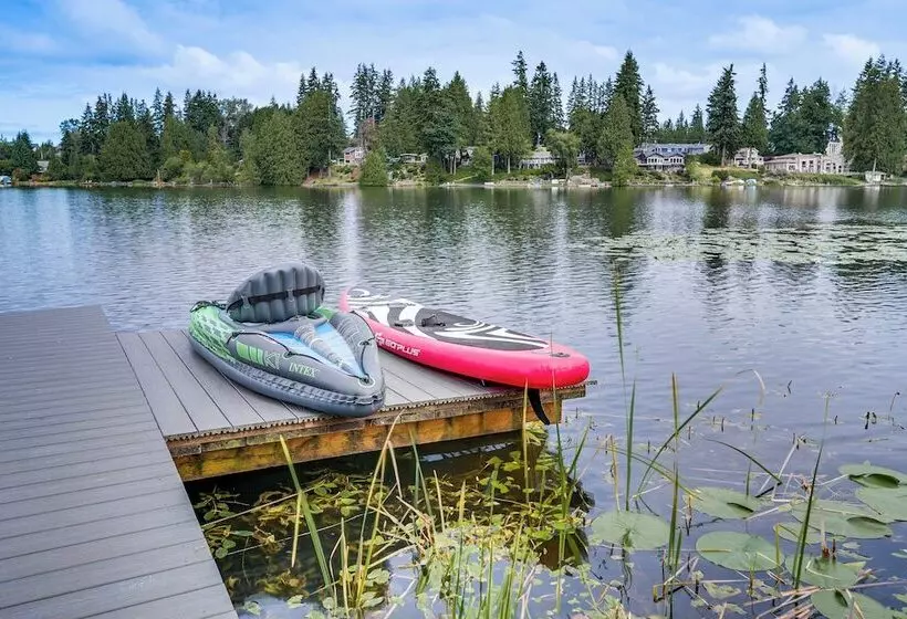 Lakefront Lynnwood Home W/ Balconies & Shared Dock
