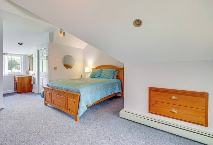 Lakefront New London Retreat W/ Dock & Hot Tub!