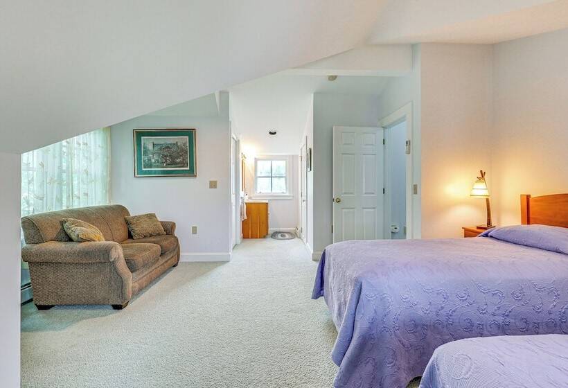 Lakefront New London Retreat W/ Dock & Hot Tub!