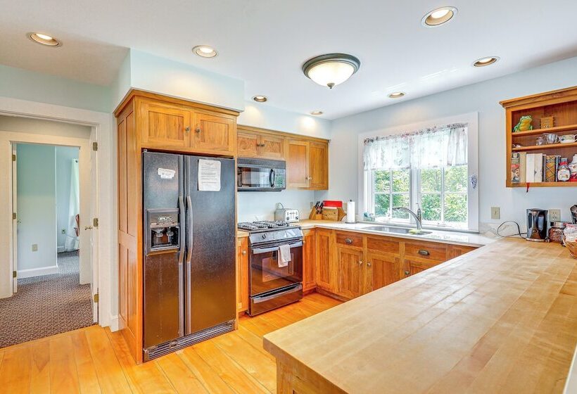 Lakefront New London Retreat W/ Dock & Hot Tub!