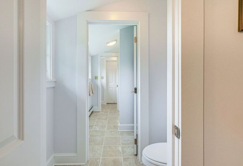 Lakefront New London Retreat W/ Dock & Hot Tub!