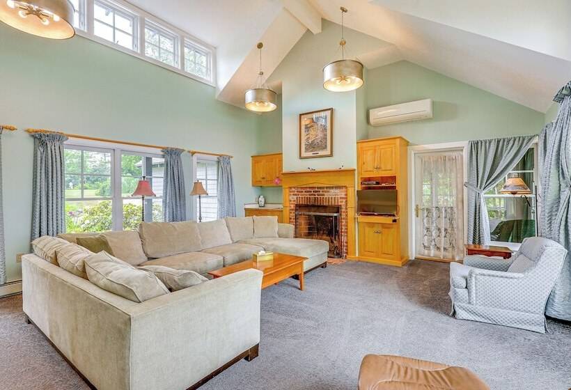 Lakefront New London Retreat W/ Dock & Hot Tub!