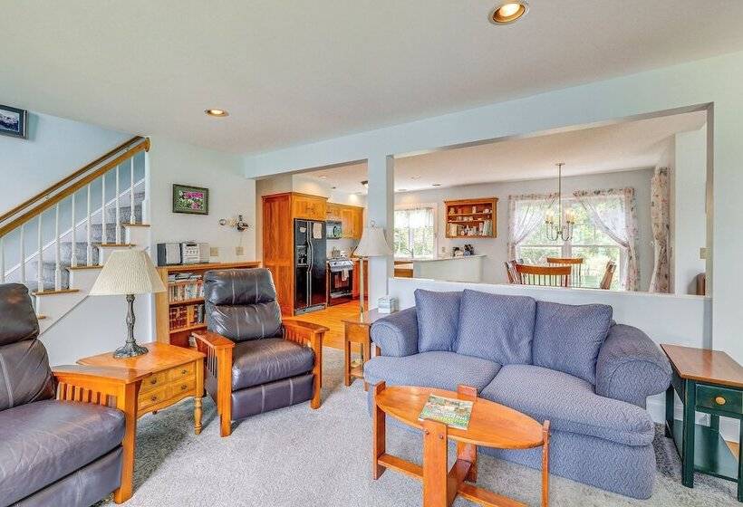 Lakefront New London Retreat W/ Dock & Hot Tub!