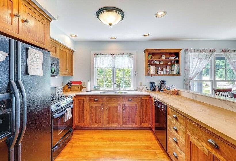 Lakefront New London Retreat W/ Dock & Hot Tub!