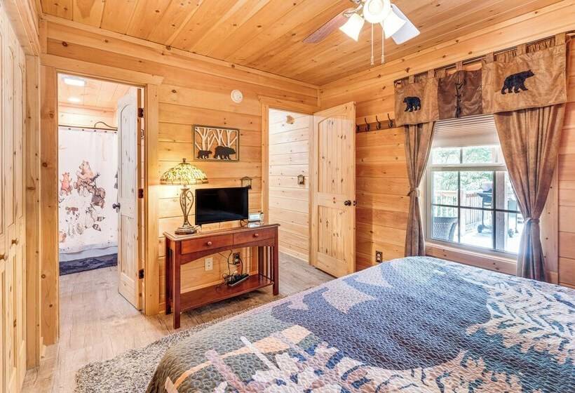 Peaceful Murphy Cabin W/ Fire Pits & Forest Views!