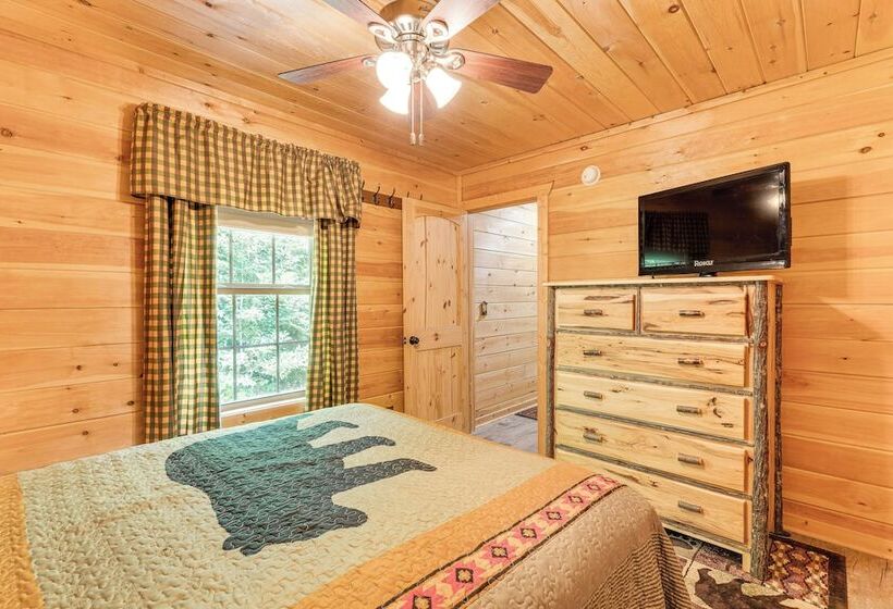 Peaceful Murphy Cabin W/ Fire Pits & Forest Views!