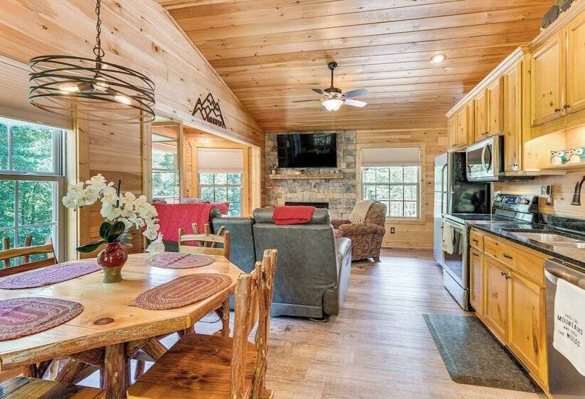 Peaceful Murphy Cabin W/ Fire Pits & Forest Views!