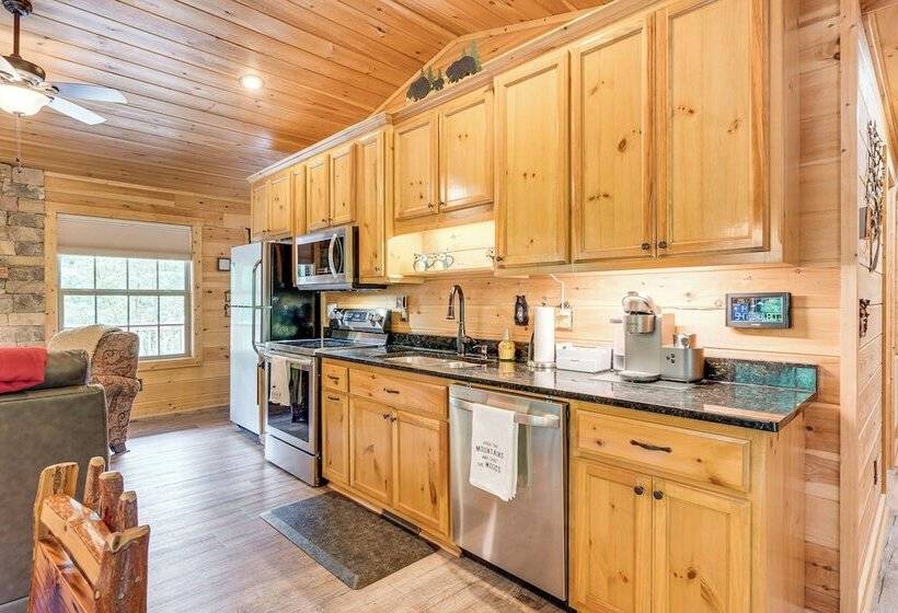 Peaceful Murphy Cabin W/ Fire Pits & Forest Views!