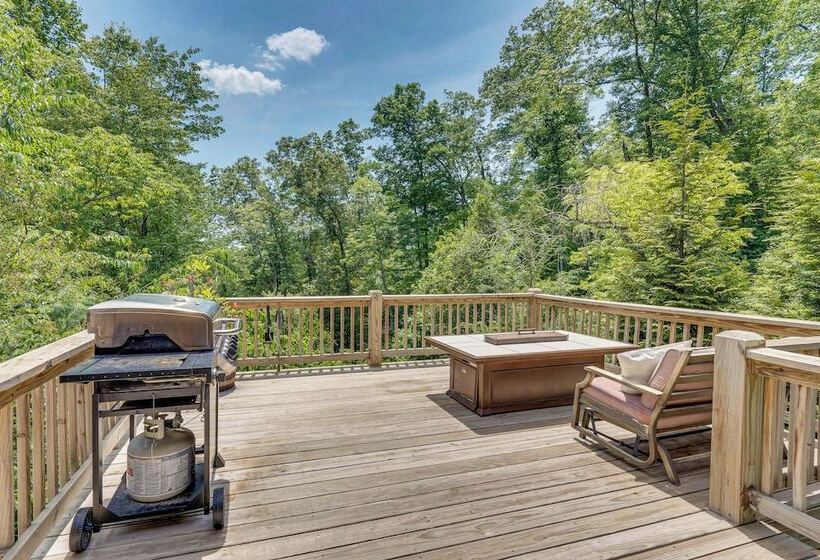 Peaceful Murphy Cabin W/ Fire Pits & Forest Views!