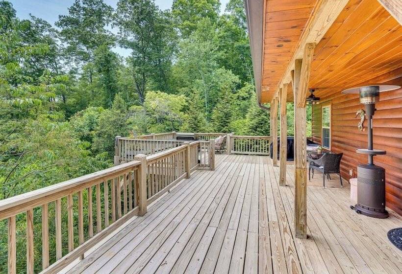 Peaceful Murphy Cabin W/ Fire Pits & Forest Views!