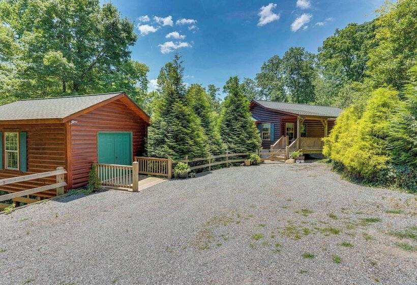 Peaceful Murphy Cabin W/ Fire Pits & Forest Views!