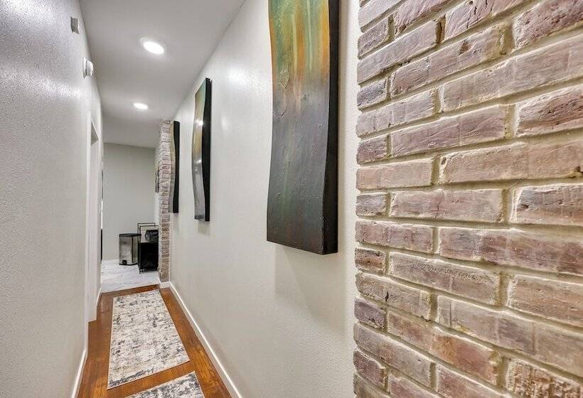 Pet Friendly Home, Near Hot Springs National Park!