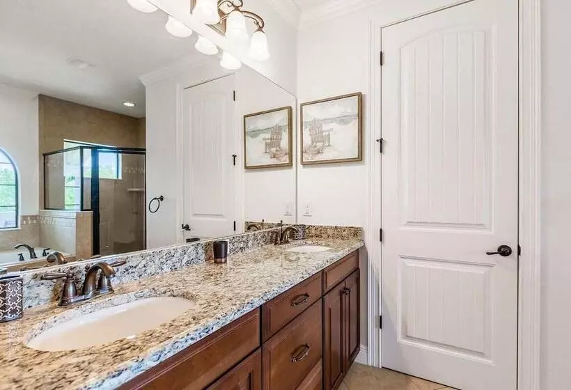 Residenssi Castle Pines Court Retreat