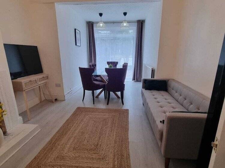 דירת נופש Large 4 Bed Terraced House