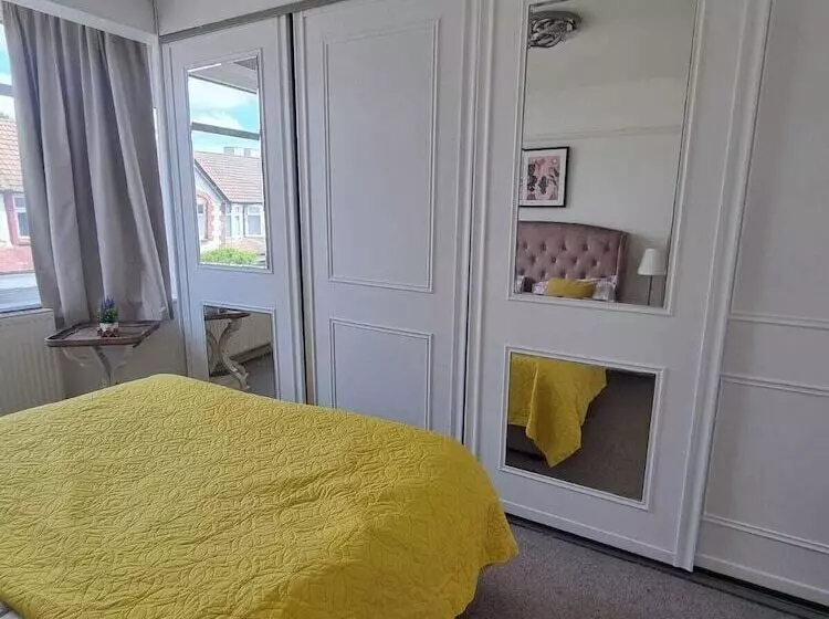 Residenssi Large 4 Bed Terraced House