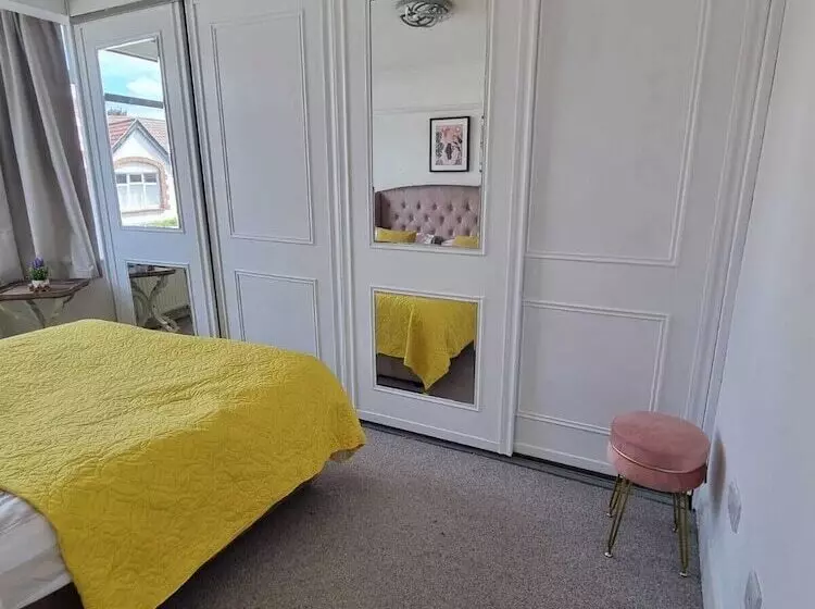 Residenssi Large 4 Bed Terraced House