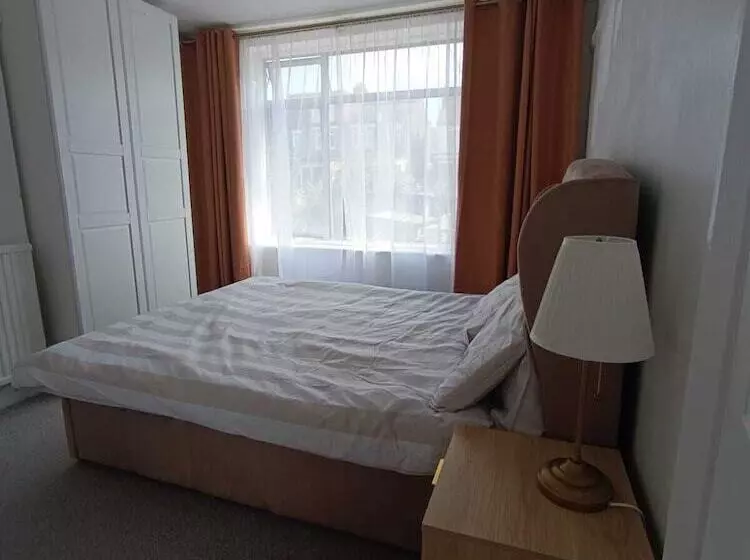 Residenssi Large 4 Bed Terraced House