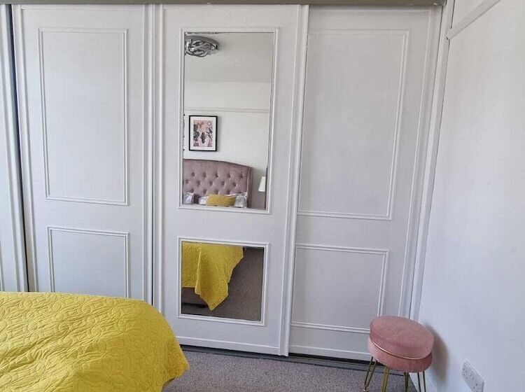 דירת נופש Large 4 Bed Terraced House