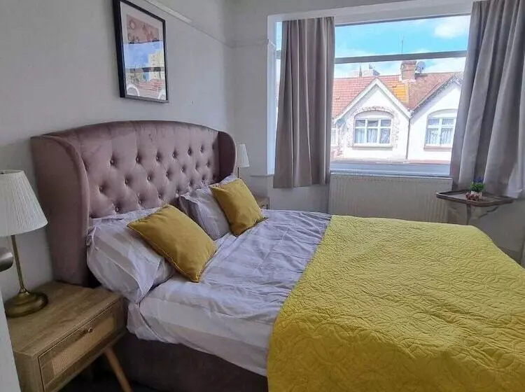 Residenssi Large 4 Bed Terraced House