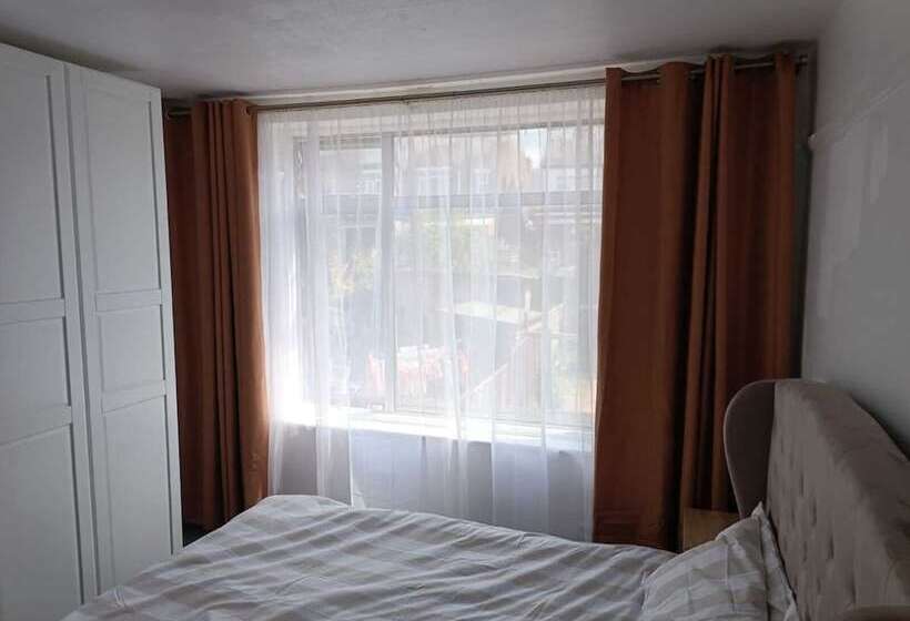 דירת נופש Large 4 Bed Terraced House