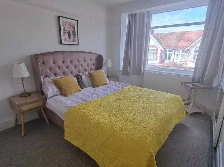 Residenssi Large 4 Bed Terraced House