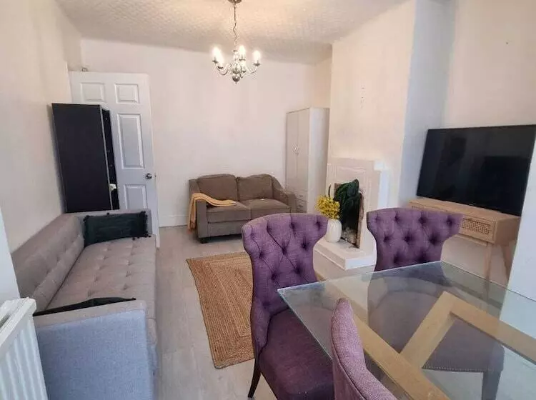 Residenssi Large 4 Bed Terraced House