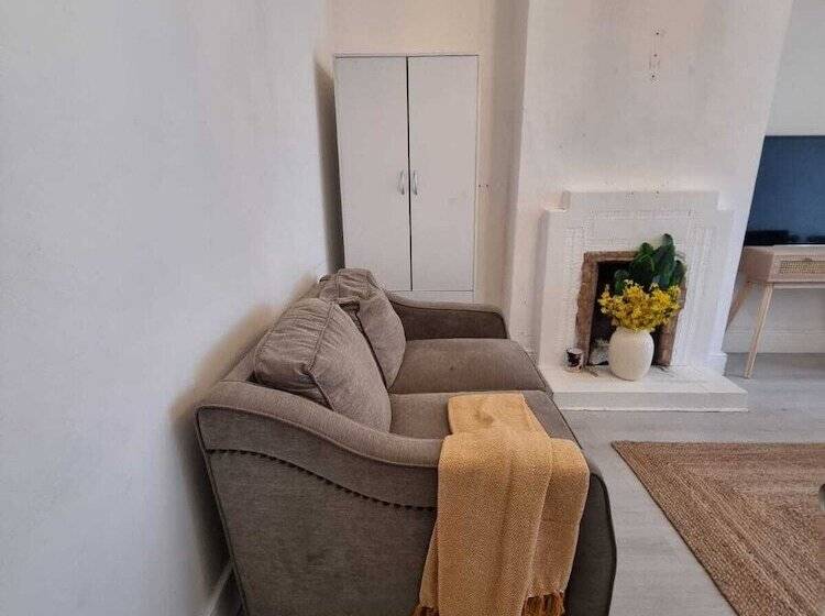 דירת נופש Large 4 Bed Terraced House