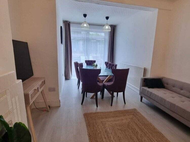 דירת נופש Large 4 Bed Terraced House