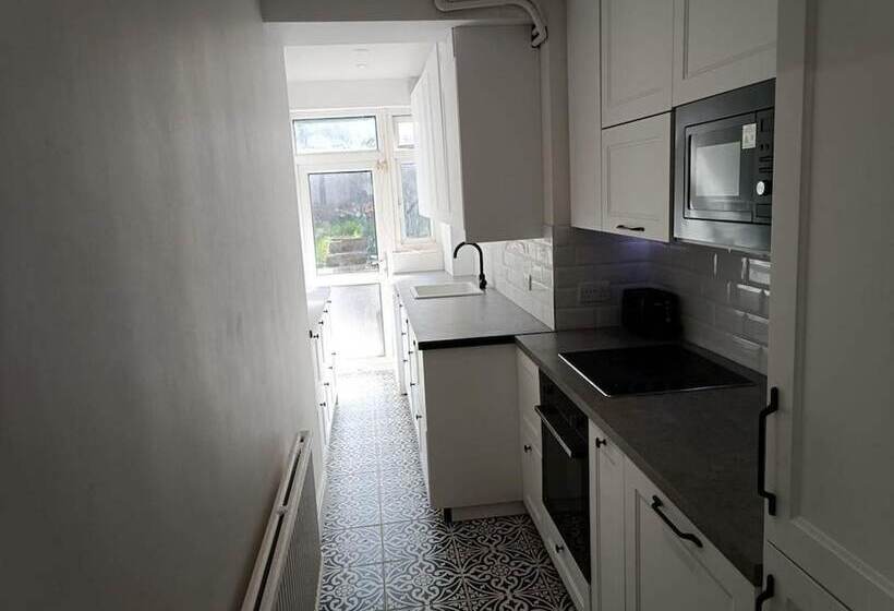 דירת נופש Large 4 Bed Terraced House
