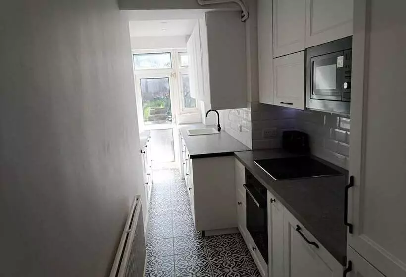 Residenssi Large 4 Bed Terraced House