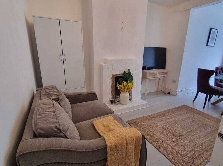 דירת נופש Large 4 Bed Terraced House