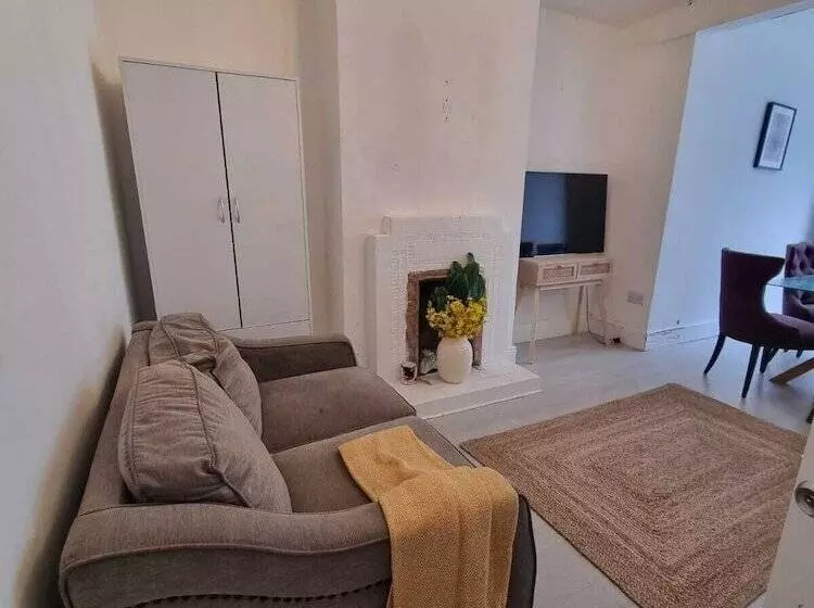 Residenssi Large 4 Bed Terraced House