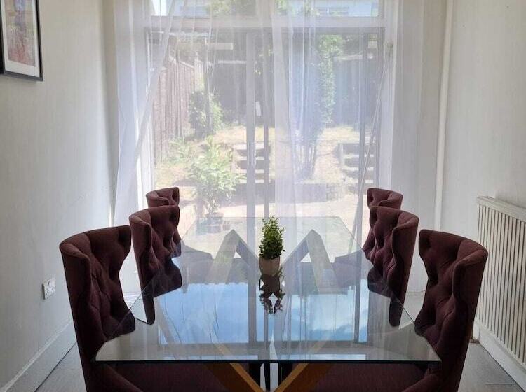 דירת נופש Large 4 Bed Terraced House