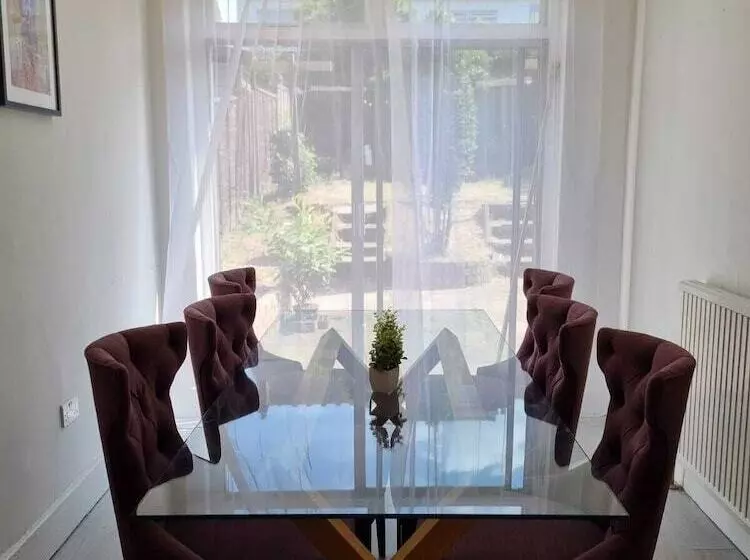 Residenssi Large 4 Bed Terraced House