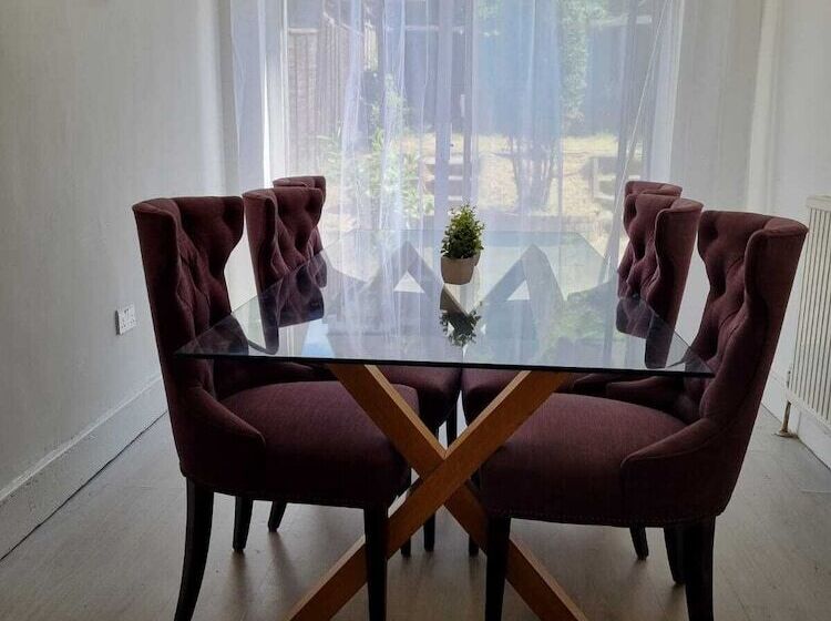 דירת נופש Large 4 Bed Terraced House